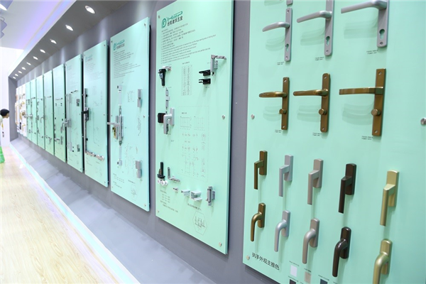 aluminum-window-and-door-curtain-new-products-exposition-5